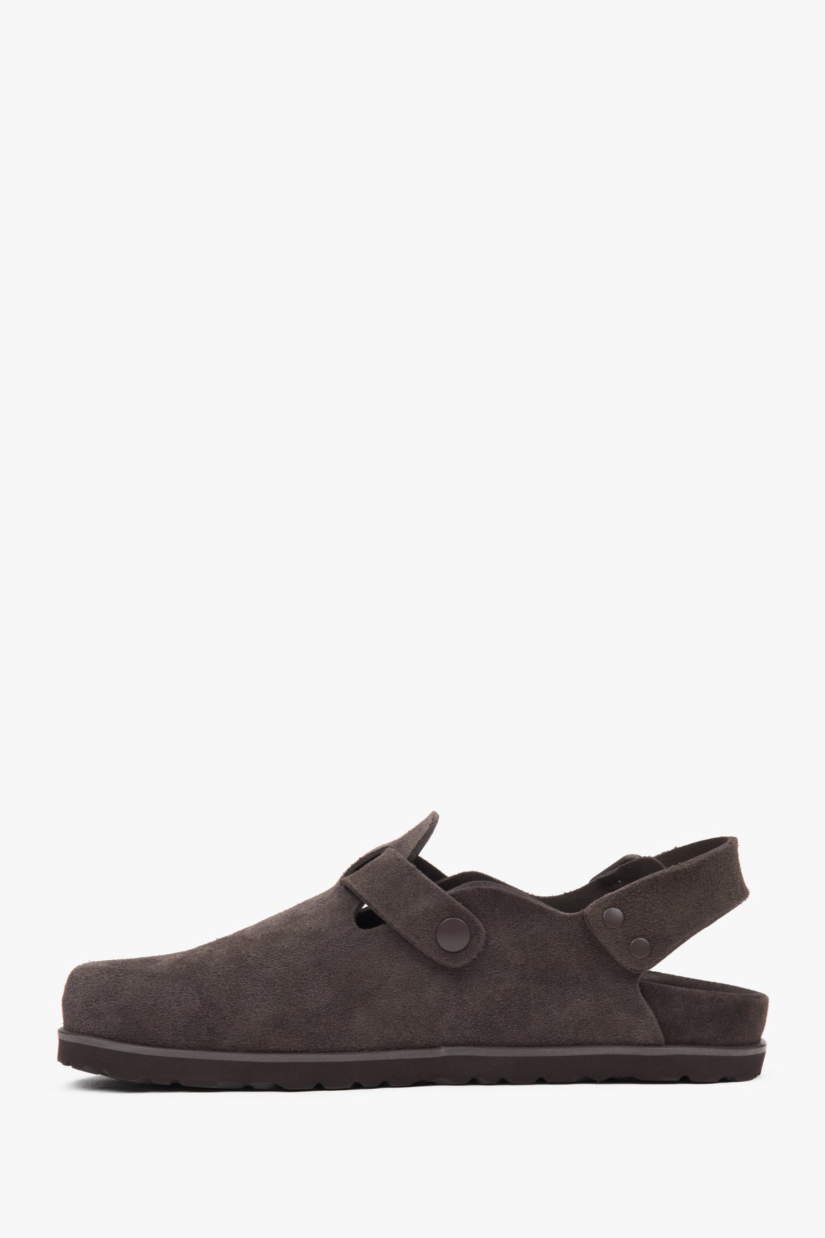 Profilansicht der bequemen dunkelbraunen Velours-Sandalen.