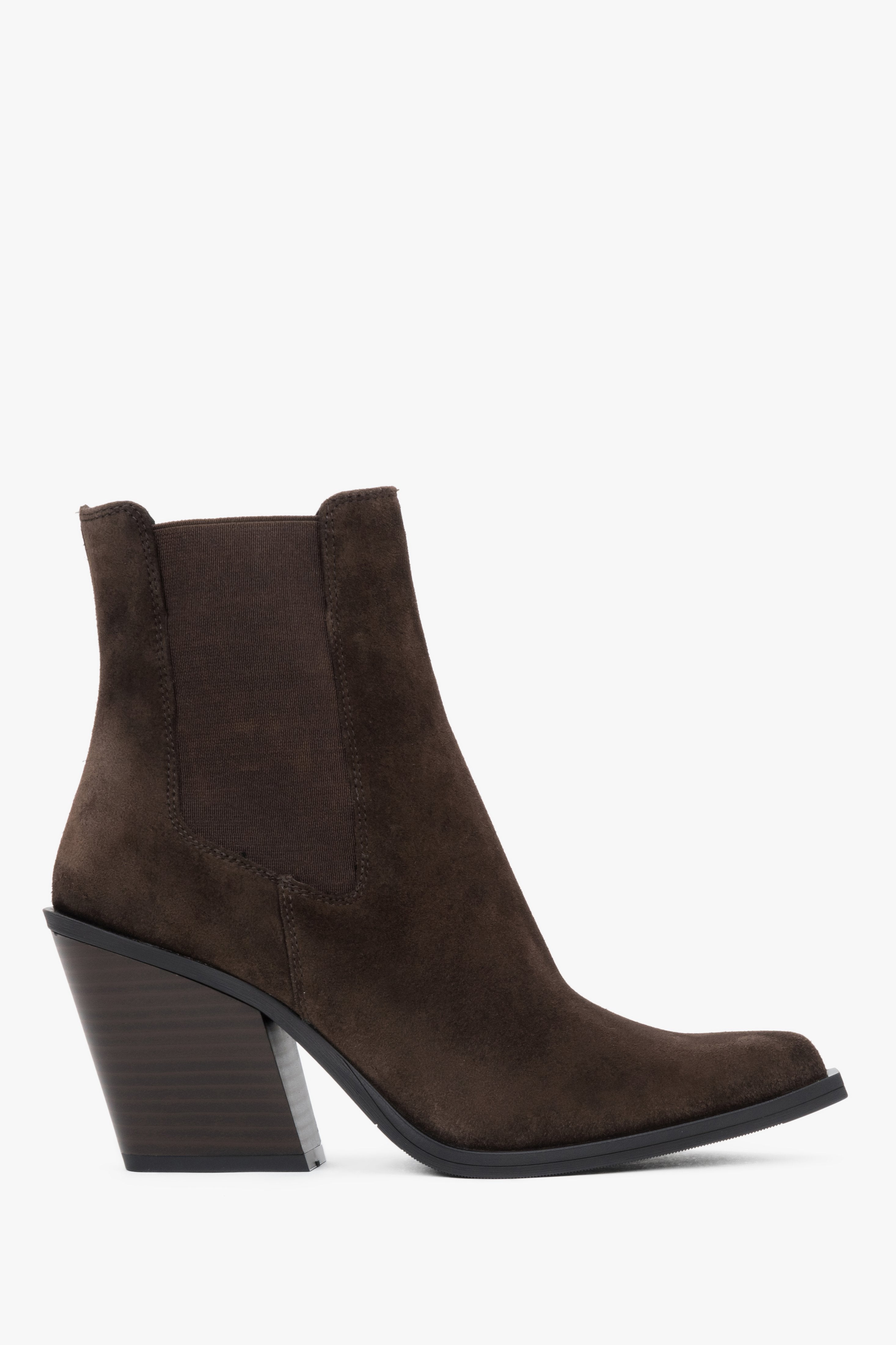 Profilansicht der dunkelbraunen Damen-Cowboystiefel aus italienischem Premium-Veloursleder.