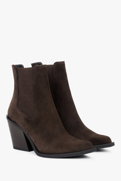 Schräge Ansicht der eleganten dunkelbraunen Cowboystiefel mit Blockabsatz.