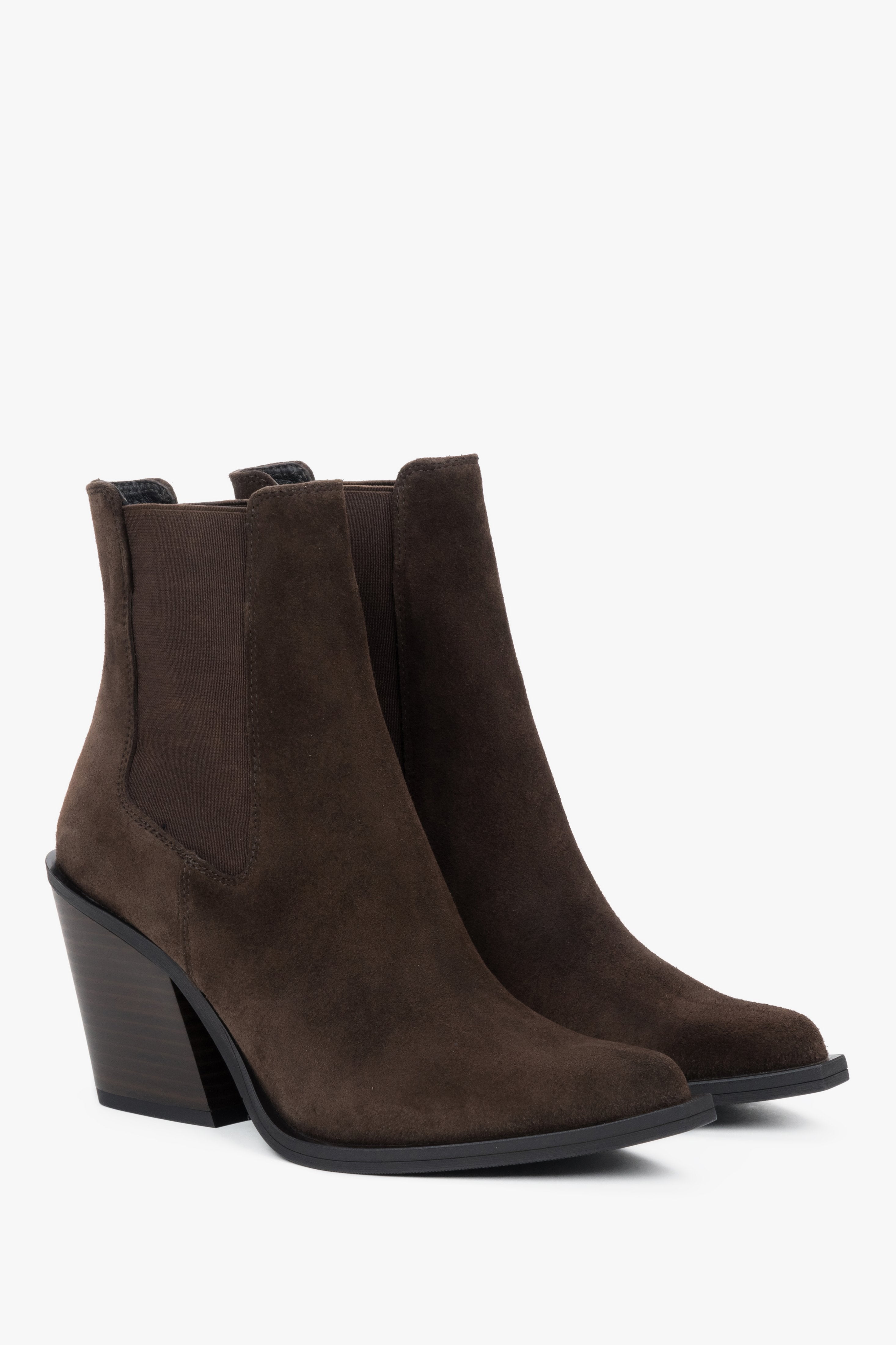 Schräge Ansicht der eleganten dunkelbraunen Cowboystiefel mit Blockabsatz.