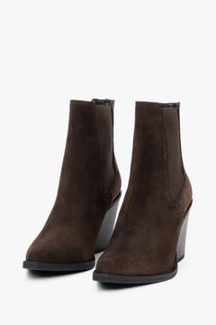Andere schräge Ansicht der dunkelbraunen Cowboystiefel von Estro.
