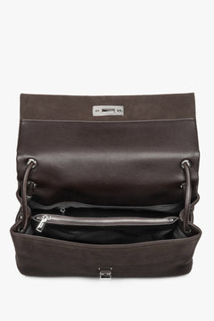 Innenansicht dunkelbrauner Damen-Crossbody-Bag mit drei Hauptfächern