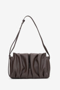 Frontalansicht der dunkelbraunen Damen-Crossbody-Tasche aus Echtleder mit vertikalen Raffungen von Estro