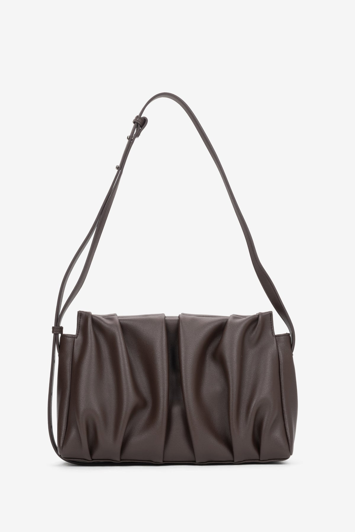 Frontalansicht der dunkelbraunen Damen-Crossbody-Tasche aus Echtleder mit vertikalen Raffungen von Estro