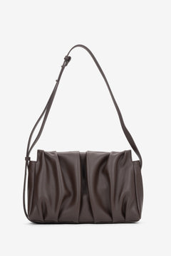 Frontalansicht der dunkelbraunen Damen-Crossbody-Tasche aus Echtleder mit vertikalen Raffungen von Estro