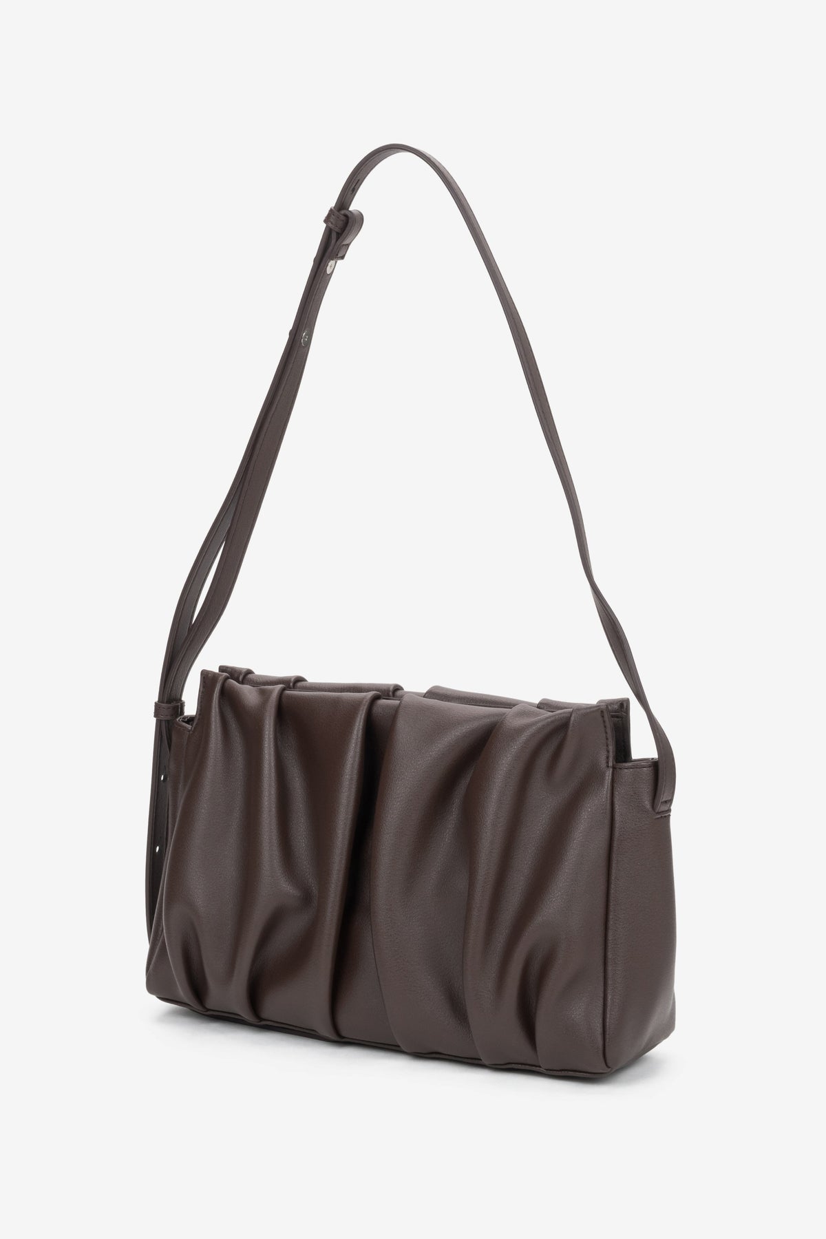 Diagonale Seitenansicht der gerafften dunkelbraunen Ledertasche mit angebrachtem Schulterriemen
