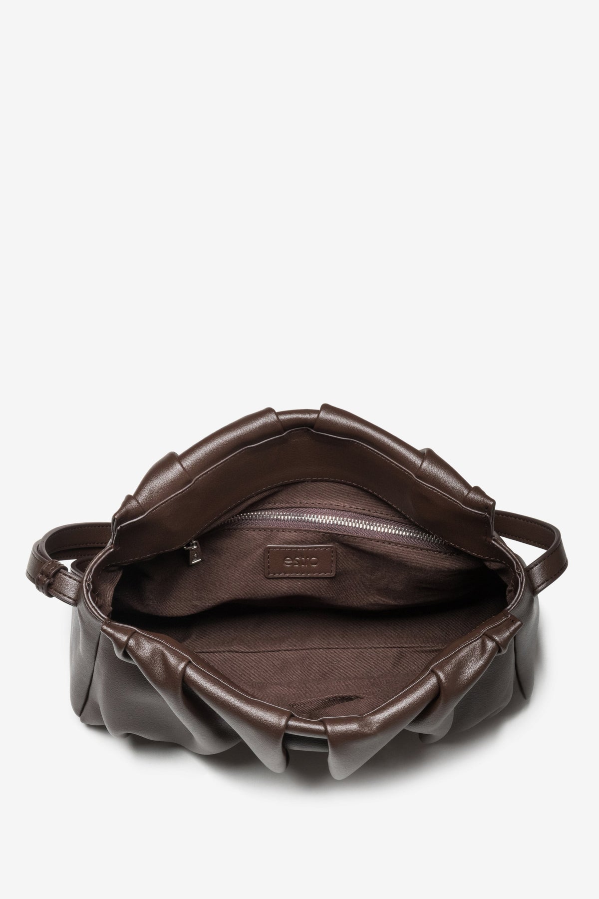 Blick in das Innere der dunkelbraunen Fold-over-Tasche mit Textilfutter und Fächern