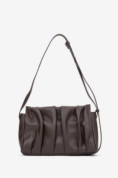 Rückansicht der dunkelbraunen Damen-Crossbody-Tasche aus Echtleder mit vertikalen Raffungen von Estro   