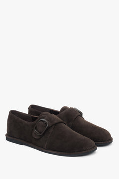 Seitenansicht der dunkelbraunen Damen-Halbschuhe mit flacher Sohle.