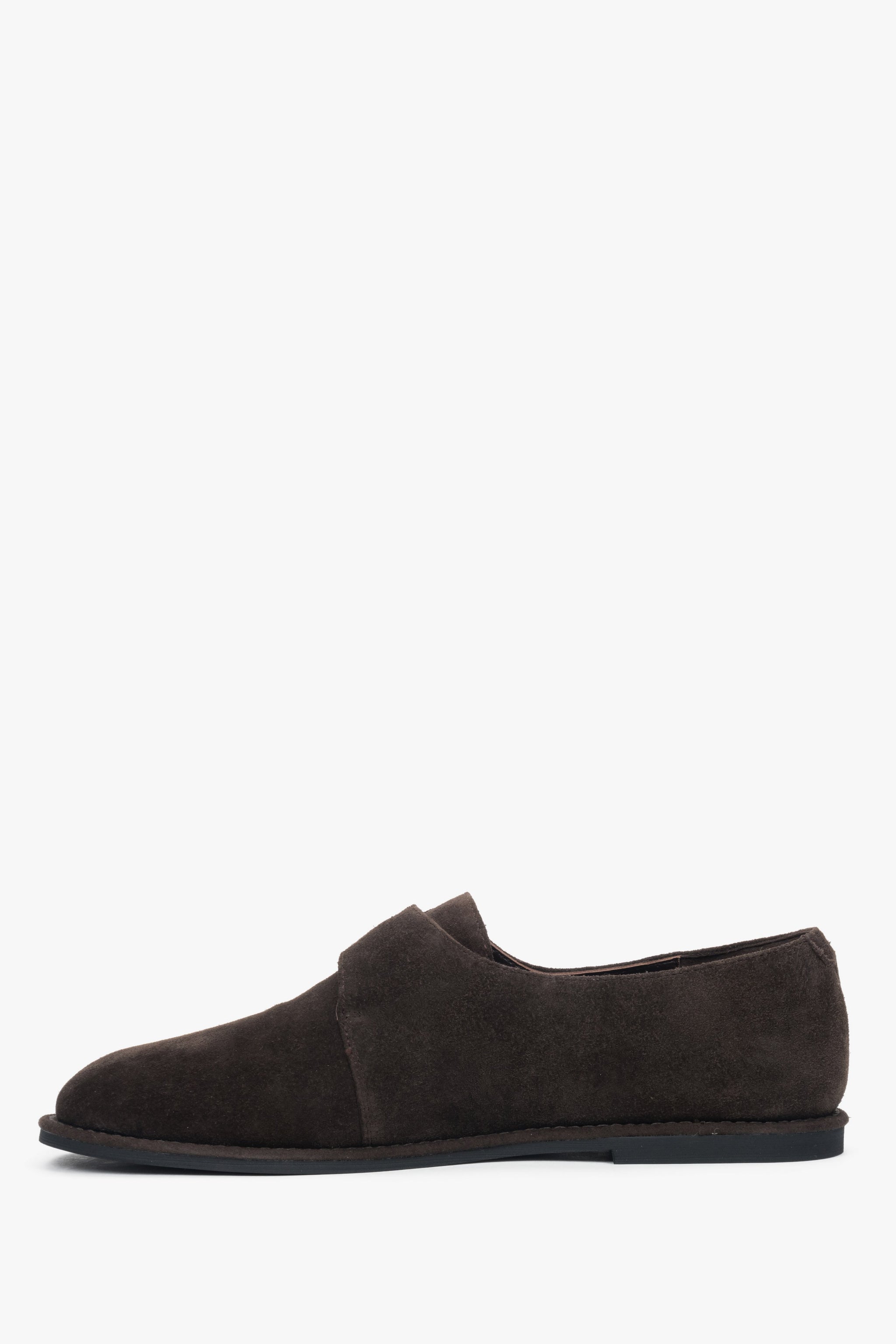 Dunkelbraune Halbschuhe für Damen aus weichem Velours mit dekorativen Nähten.