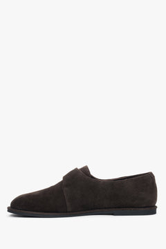 Dunkelbraune Halbschuhe für Damen aus weichem Velours mit dekorativen Nähten.