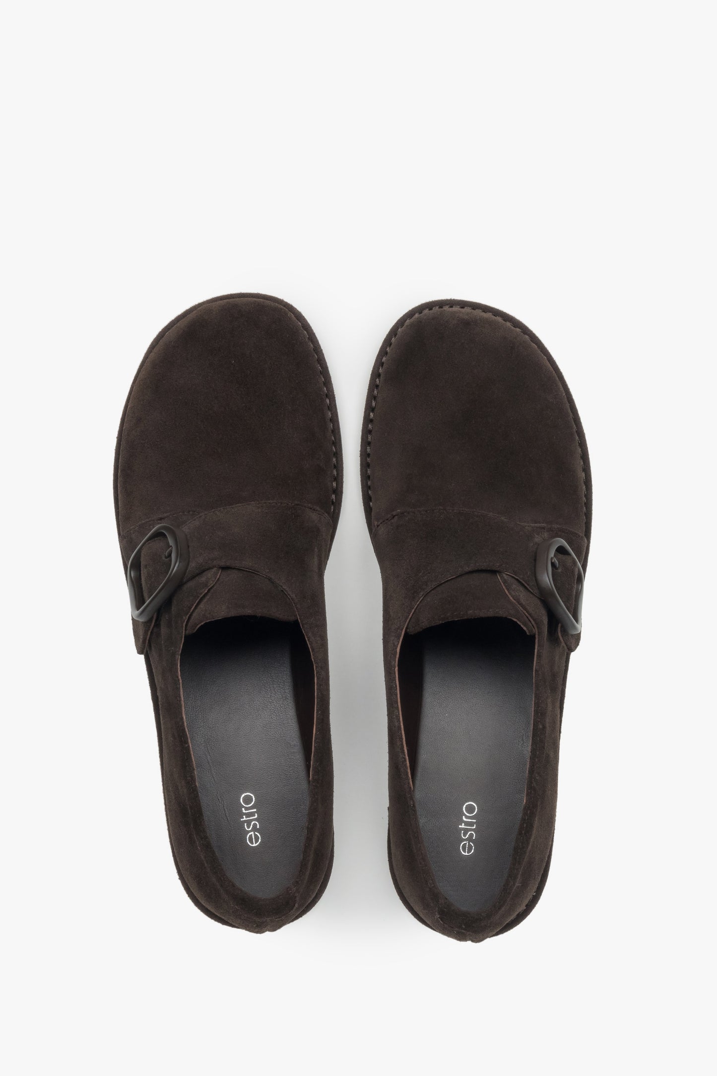 Draufsicht auf dunkelbraune Damen-Halbschuhe mit eleganter Schnalle von Estro.
