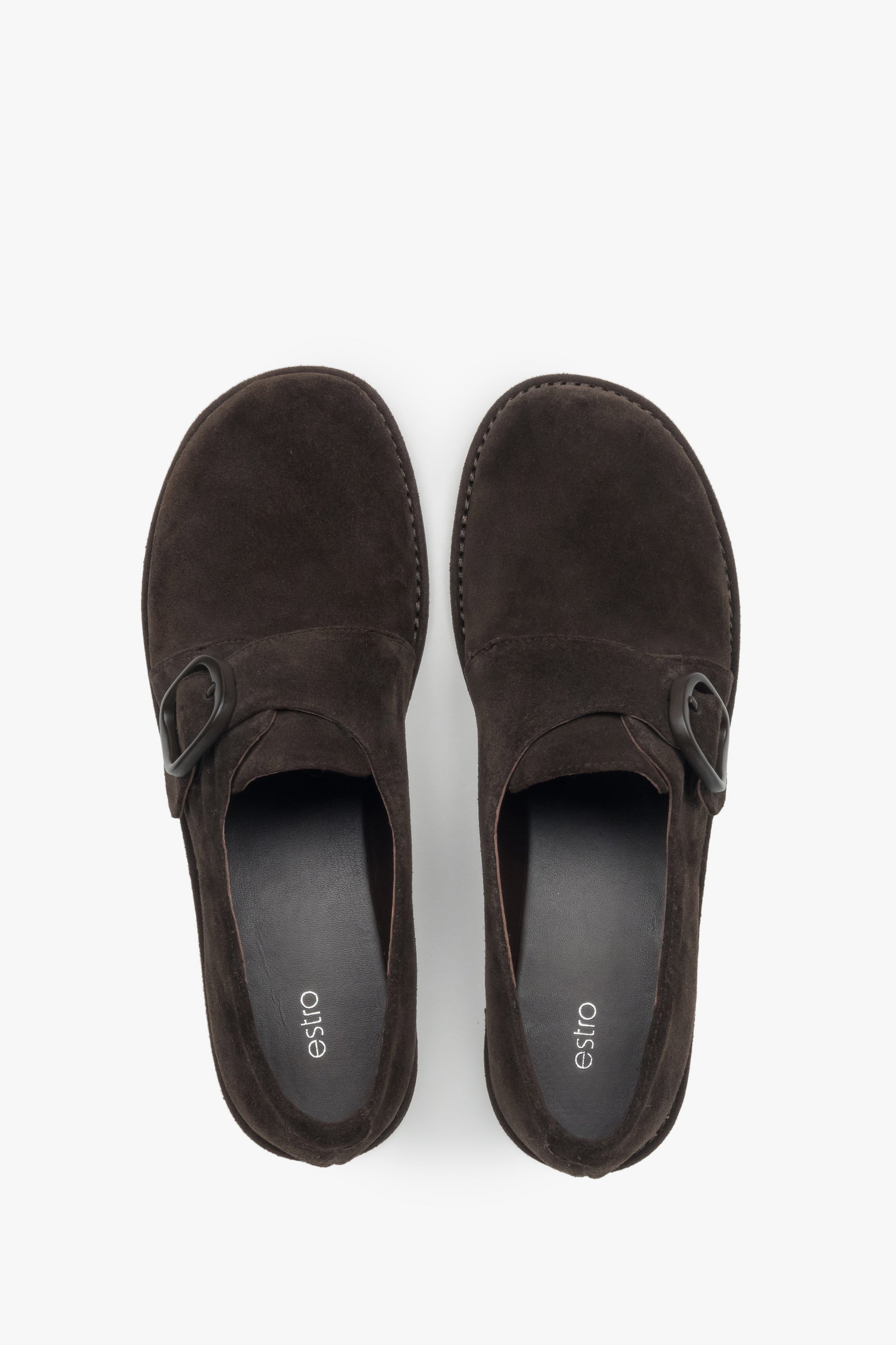 Draufsicht auf dunkelbraune Damen-Halbschuhe mit eleganter Schnalle von Estro.