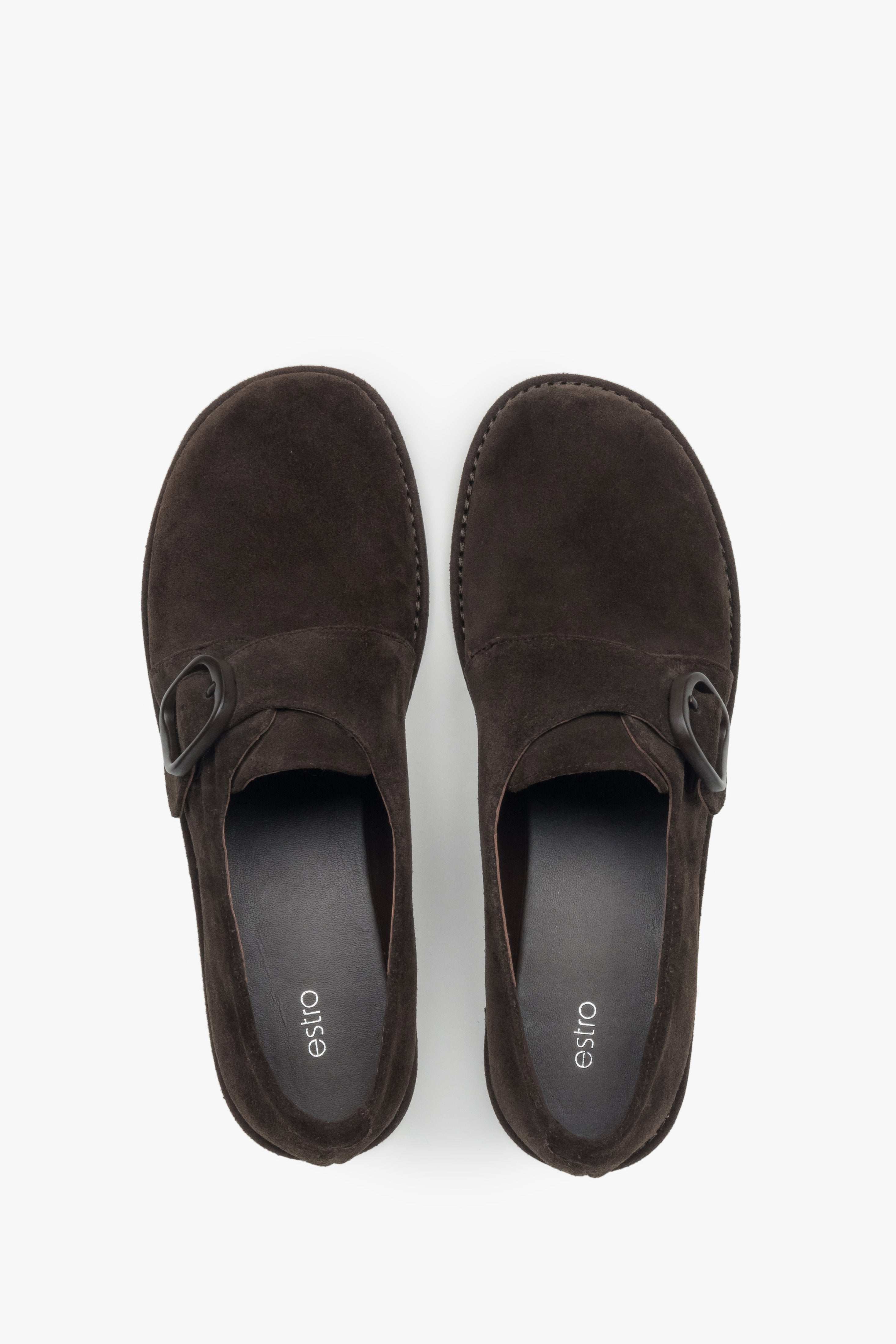 Draufsicht auf dunkelbraune Damen-Halbschuhe mit eleganter Schnalle von Estro.