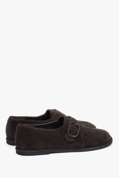 Rücksicht auf dunkelbraune Damen-Halbschuhe mit eleganter Schnalle von Estro.