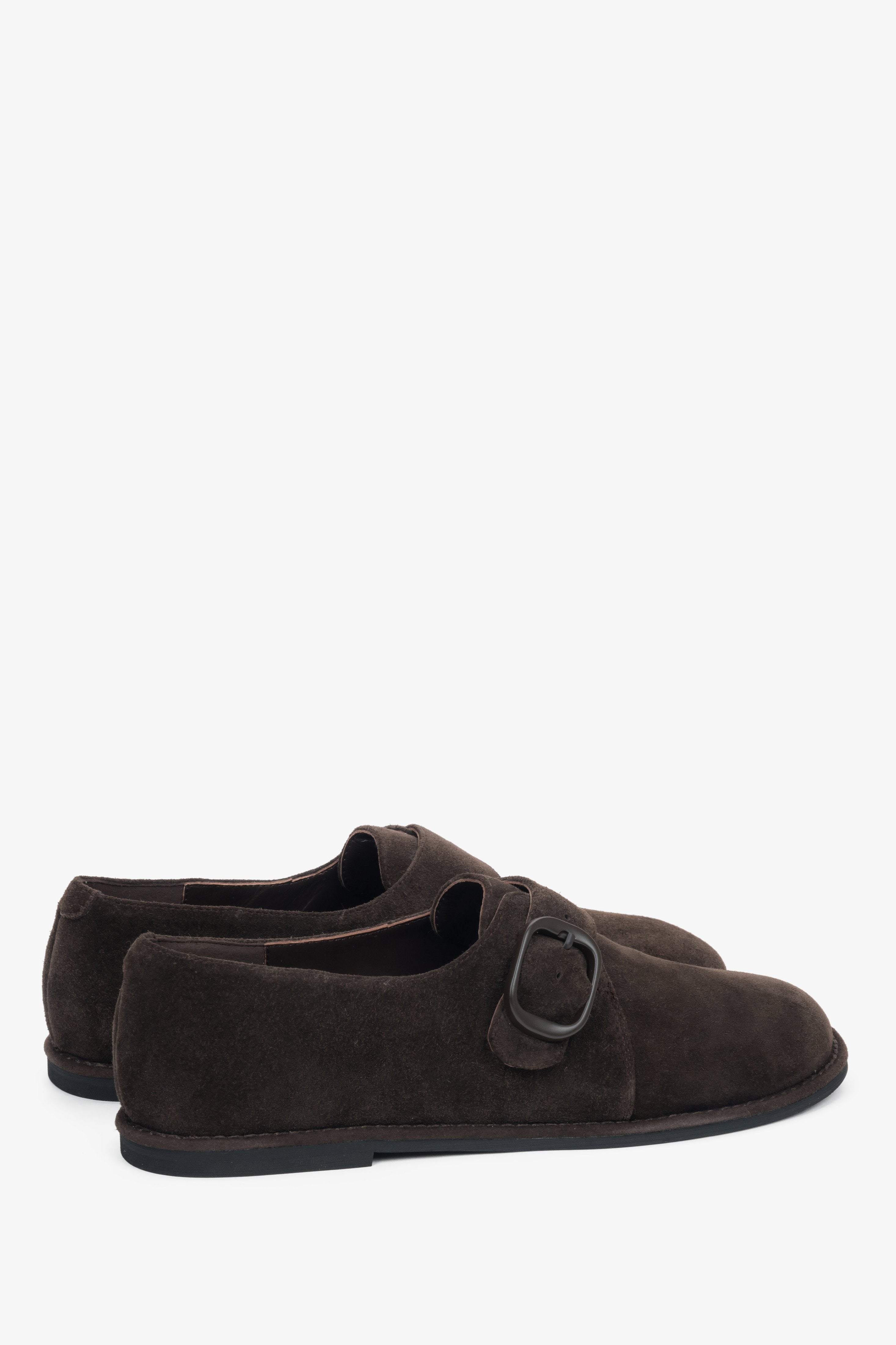 Rücksicht auf dunkelbraune Damen-Halbschuhe mit eleganter Schnalle von Estro.