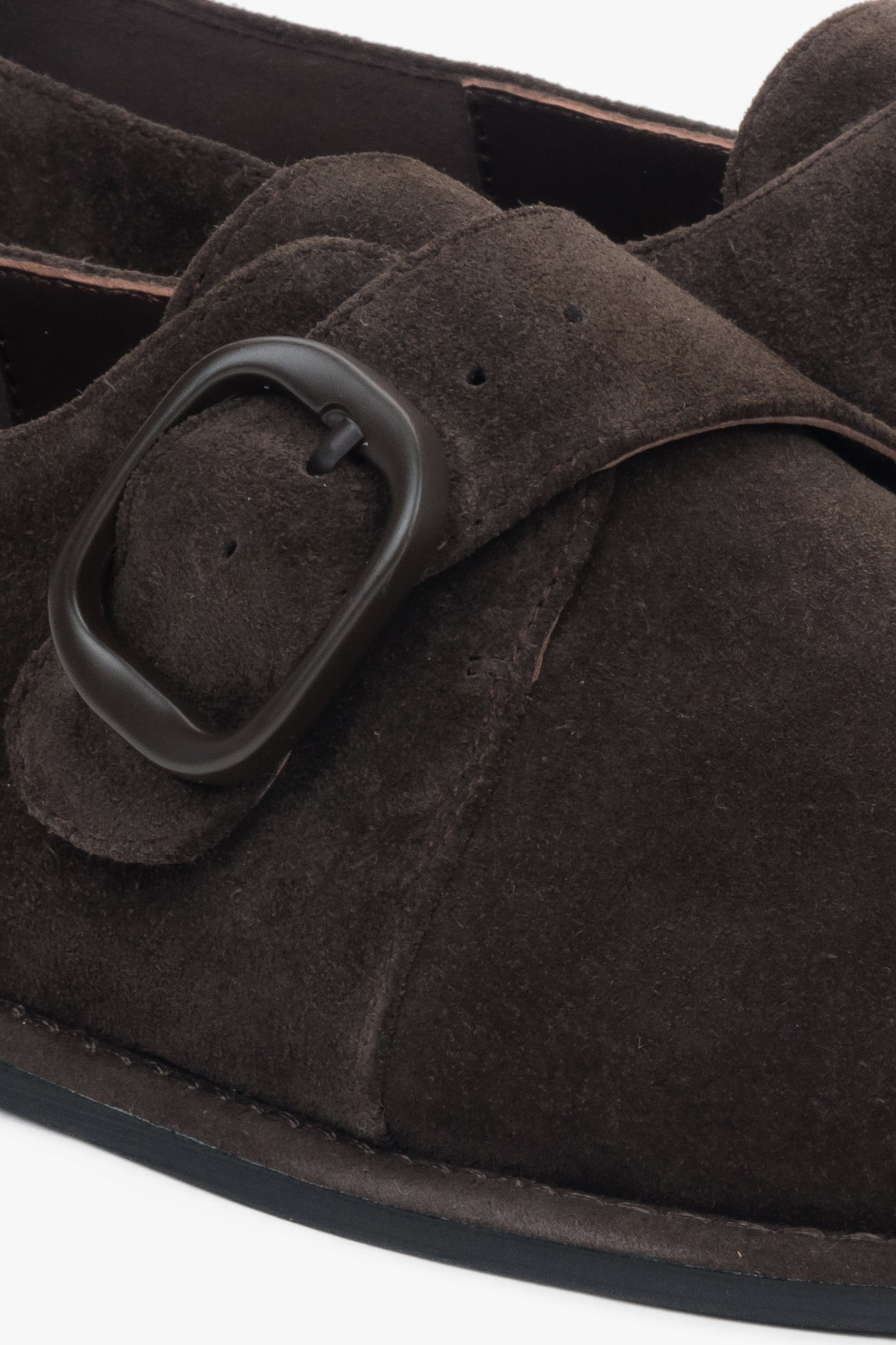 Detailansicht der Schnalle und der sichtbaren Ziernähte an dunkelbraunen Halbschuhen.