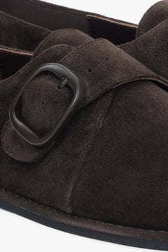 Detailansicht der Schnalle und der sichtbaren Ziernähte an dunkelbraunen Halbschuhen.