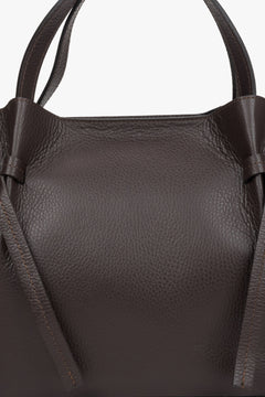 Elegante dunkelbraune Damenhandtasche von Estro – Nahaufnahme der Materialstruktur des Modells.