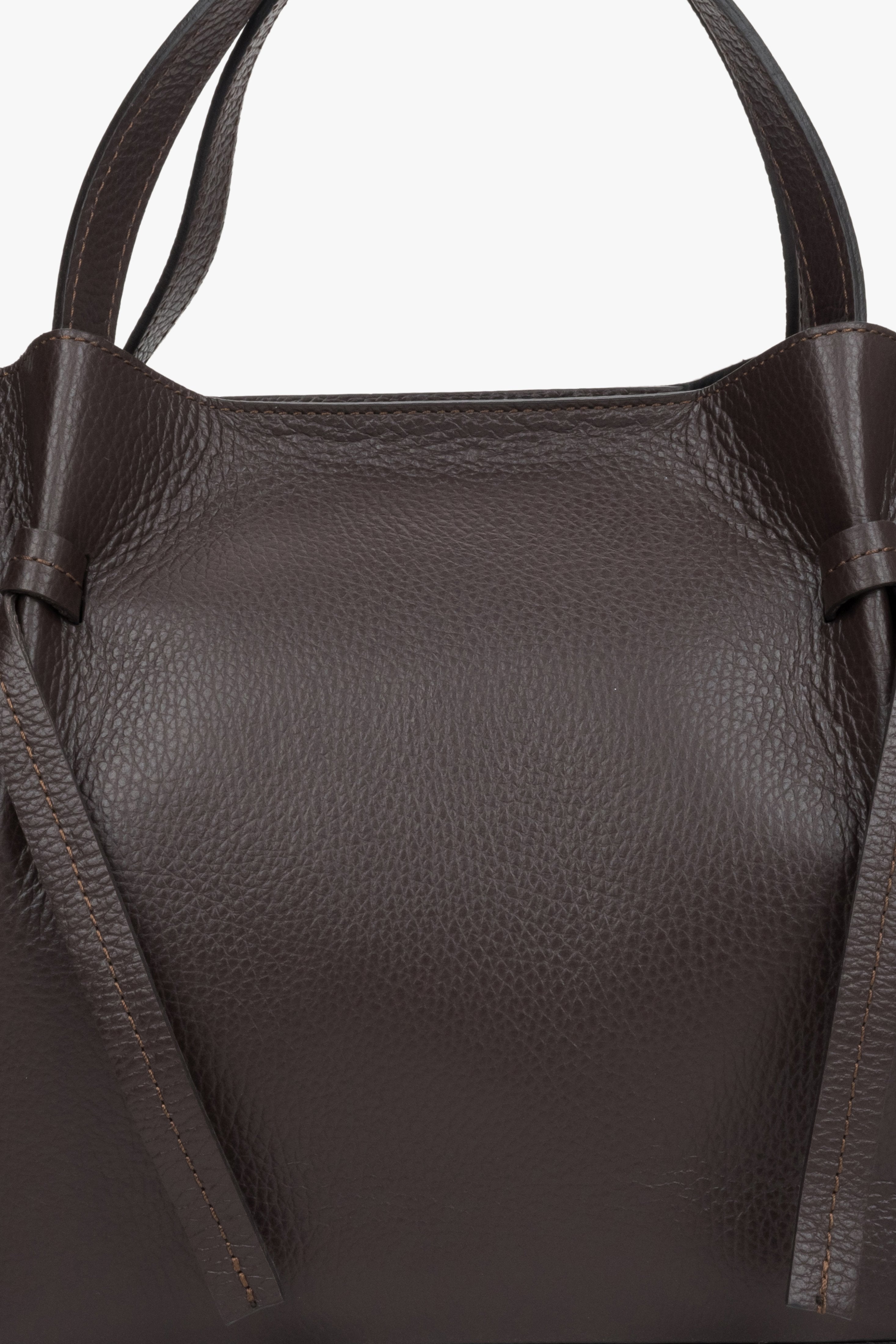 Elegante dunkelbraune Damenhandtasche von Estro – Nahaufnahme der Materialstruktur des Modells.
