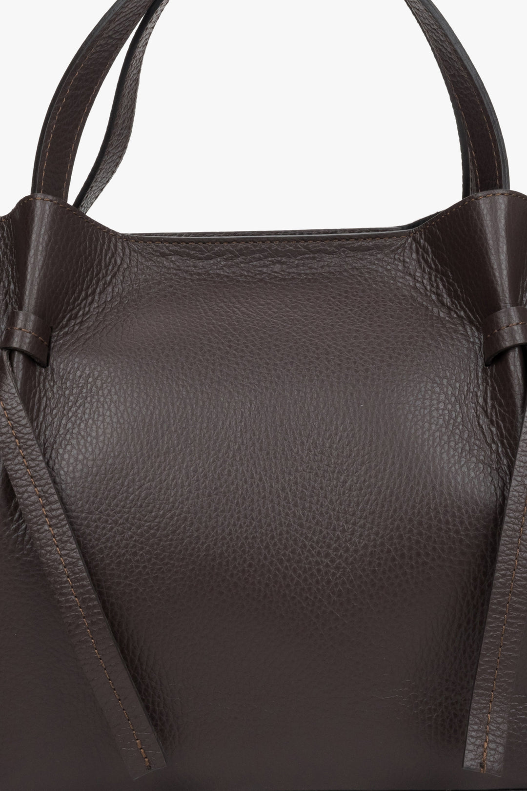 Elegante dunkelbraune Damenhandtasche von Estro – Nahaufnahme der Materialstruktur des Modells.