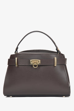 Frontale Ansicht der dunkelbraunen Leder-Handtasche mit markantem goldenen Verschluss 