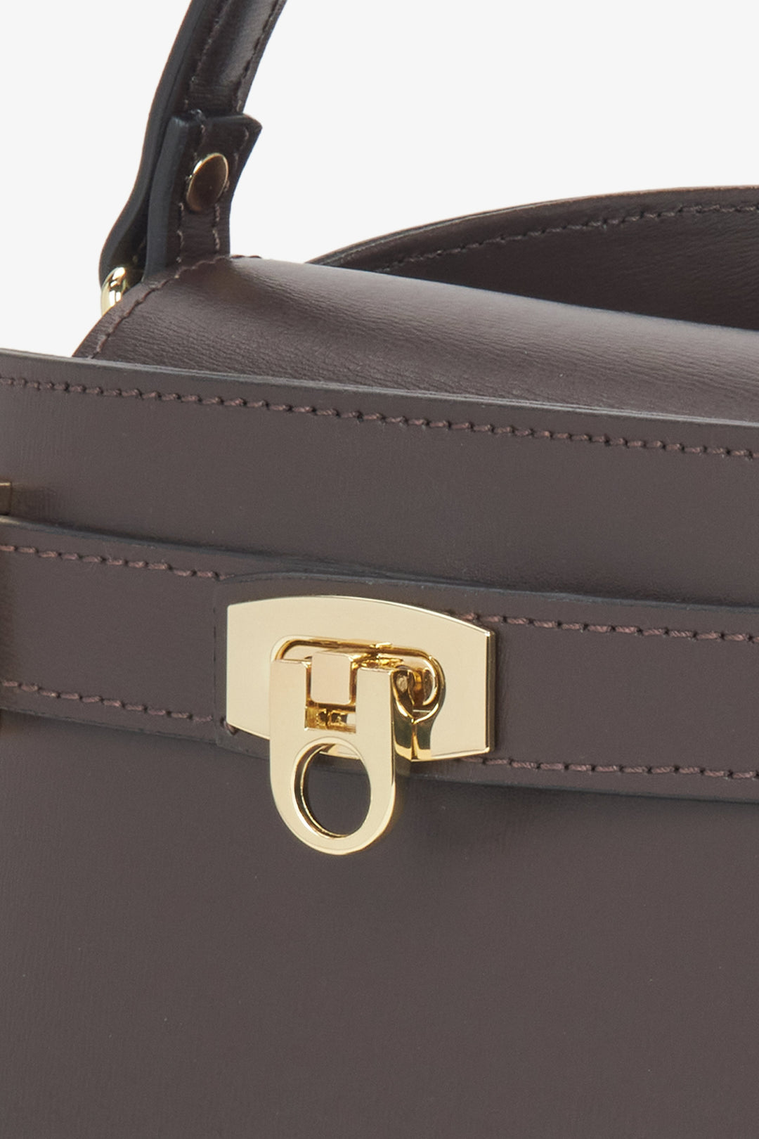 Nahaufnahme des eleganten, goldenen Schnallenverschlusses auf dem dunkelbraunen italienischen Leder 