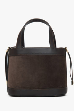 Seitenansicht der Tasche mit angebrachtem Trageriemen und goldener Hardware
