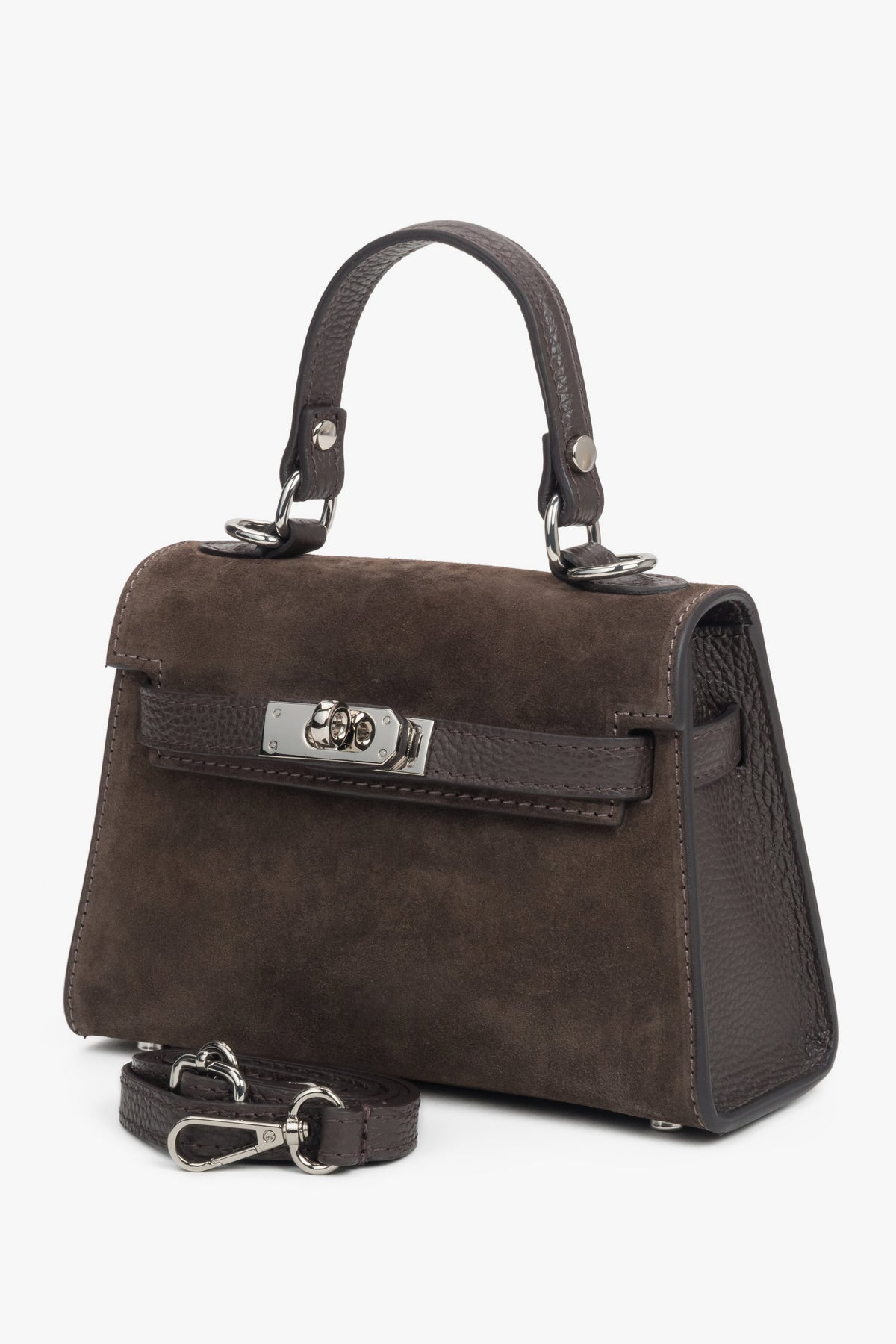 Schräge Frontalansicht der dunkelbraunen Velours-Handtasche mit Tragegriff