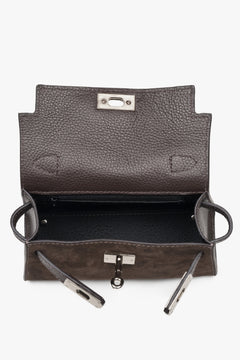 Blick in den Innenraum der dunkelbraunen Handtasche mit Echtleder-Futter