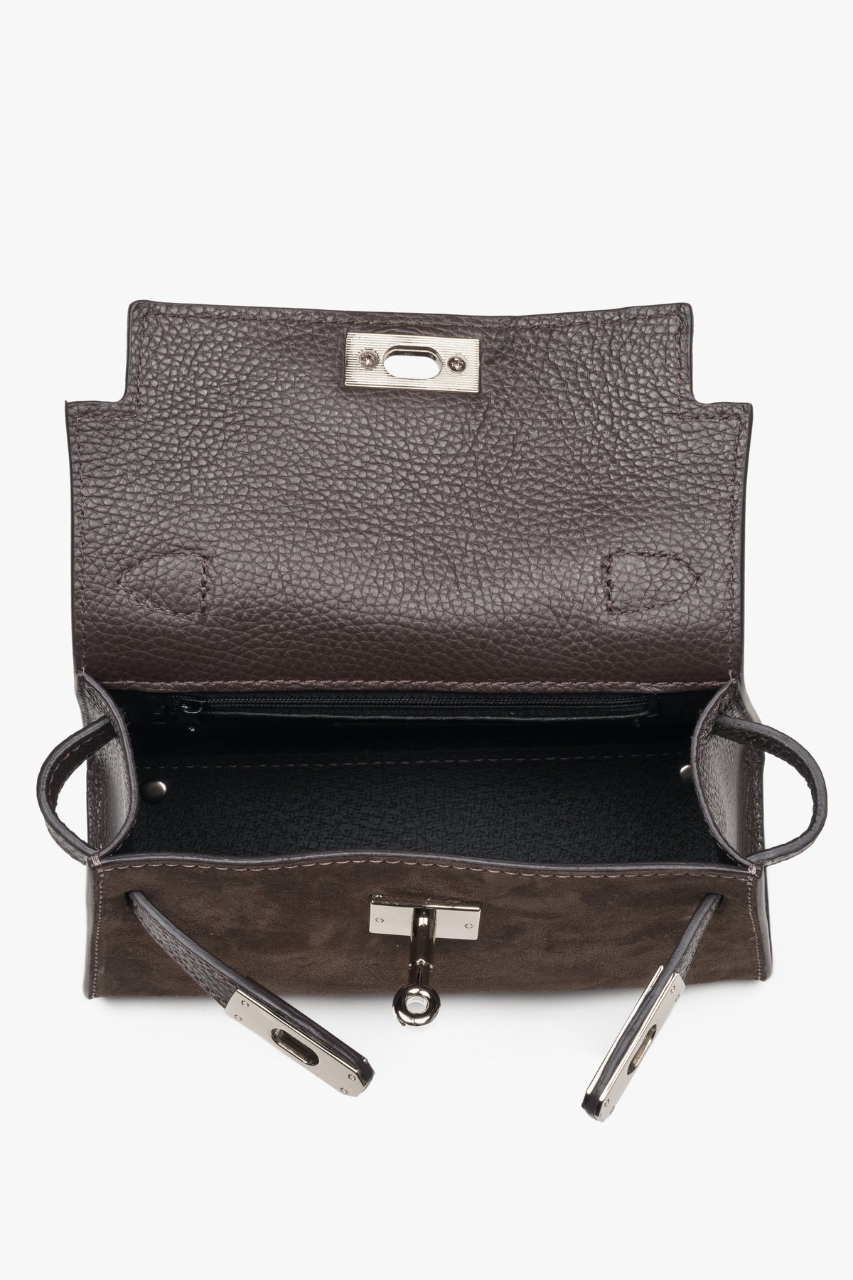 Blick in den Innenraum der dunkelbraunen Handtasche mit Echtleder-Futter