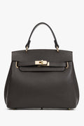 Frontale Ansicht der dunkelbraunen Leder-Henkeltasche mit elegantem Goldverschluss und strukturiertem Finish 
