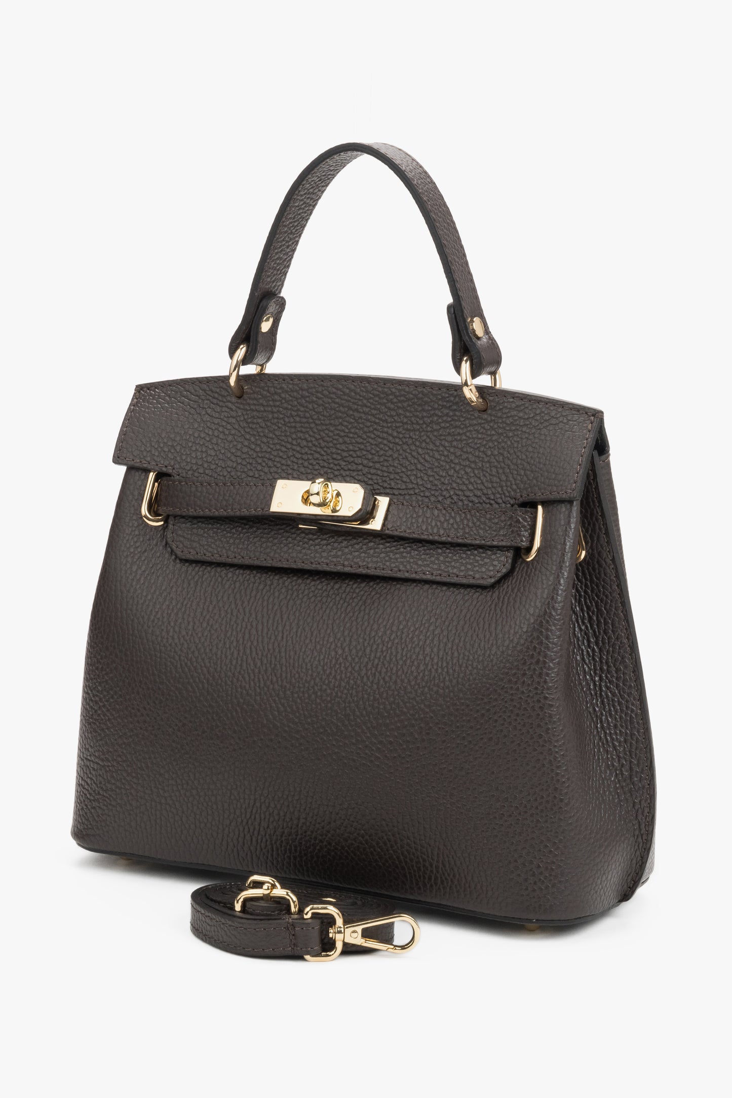 Schrägansicht der eleganten dunkelbraunen Henkeltasche, die den beiliegenden Schulterriemen zeigt 