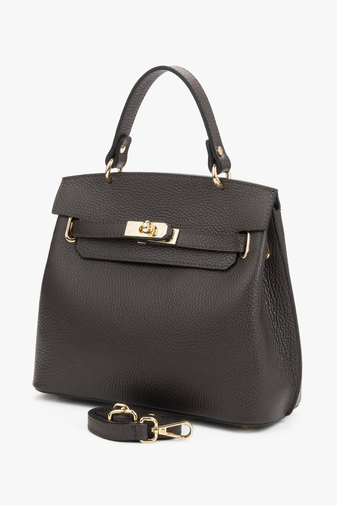 Schrägansicht der eleganten dunkelbraunen Henkeltasche, die den beiliegenden Schulterriemen zeigt 