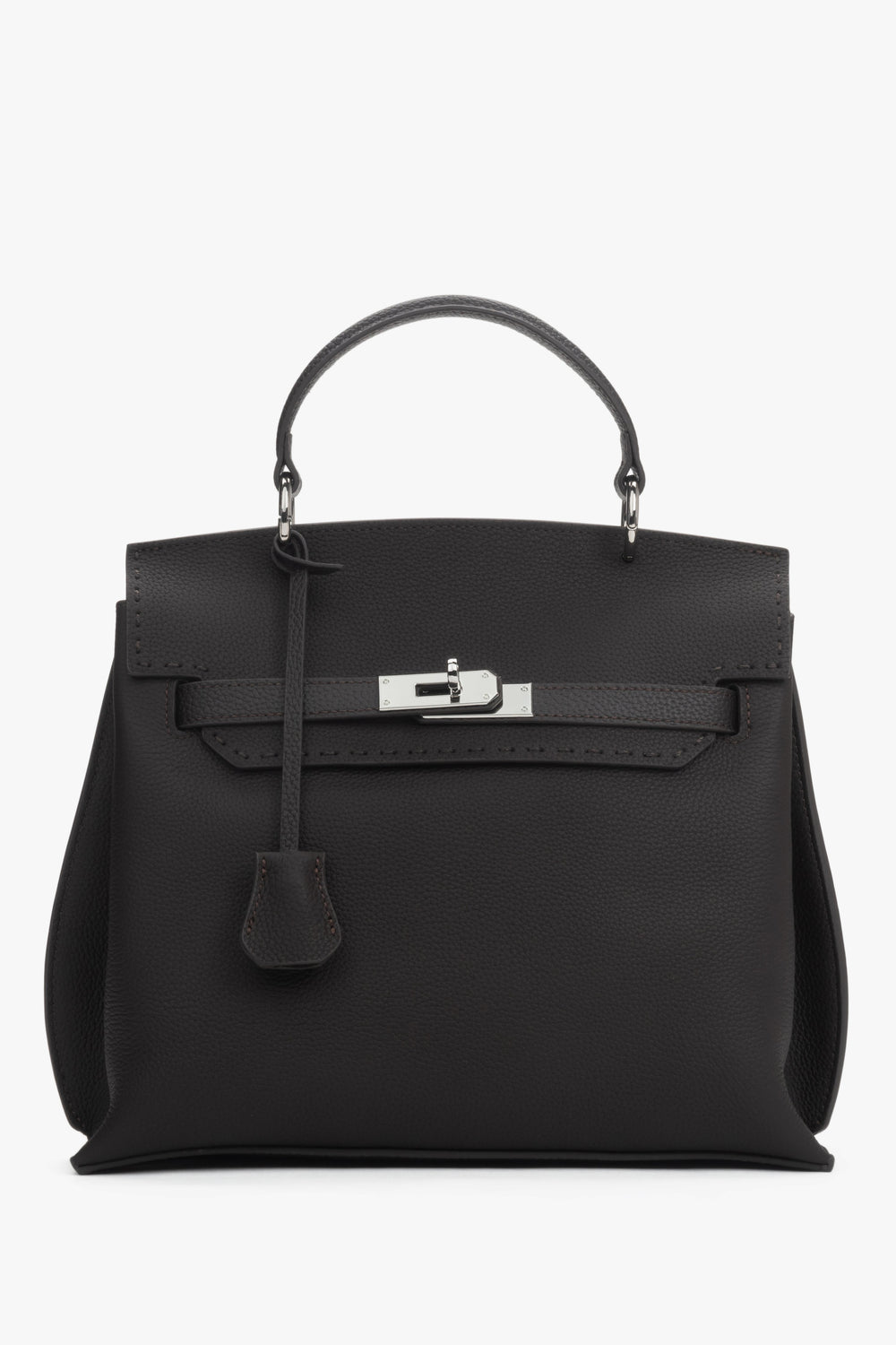 Frontansicht der dunkelbraunen Damen Henkeltasche aus Leder mit silbernem Verschluss.