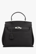 Frontansicht der dunkelbraunen Damen Henkeltasche aus Leder mit silbernem Verschluss.