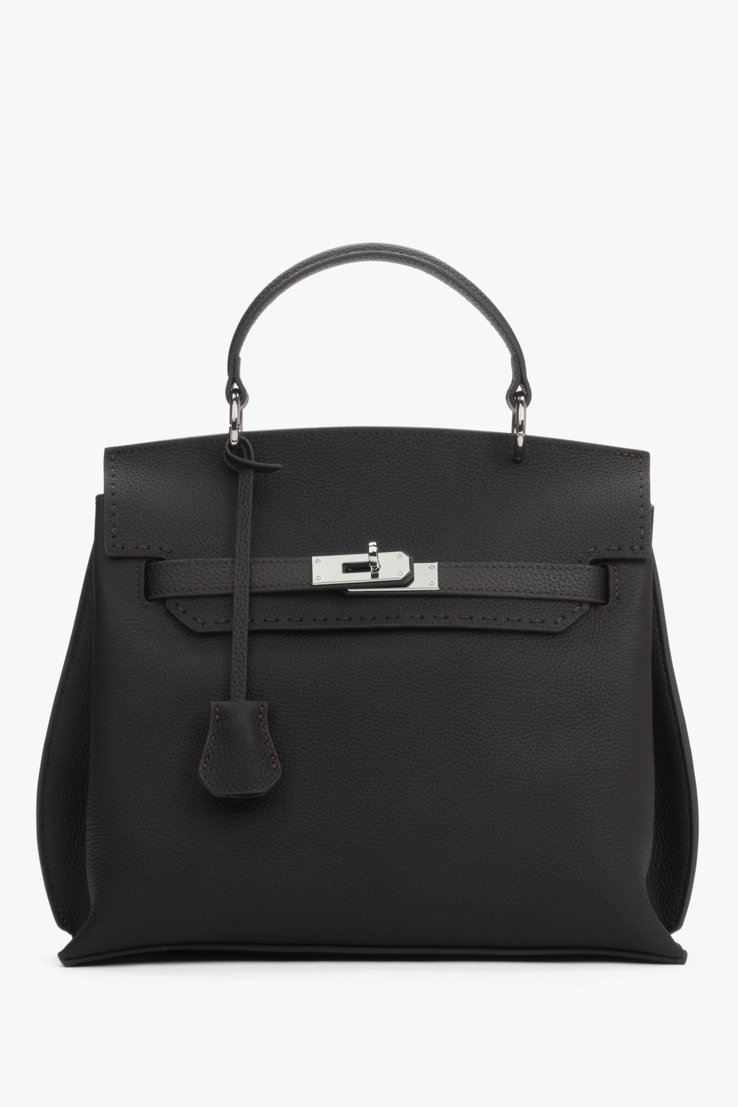 Frontansicht der dunkelbraunen Damen Henkeltasche aus Leder mit silbernem Verschluss.