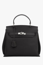 Frontansicht der dunkelbraunen Damen Henkeltasche aus Leder mit silbernem Verschluss.