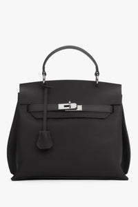 Frontansicht der dunkelbraunen Damen Henkeltasche aus Leder mit silbernem Verschluss.