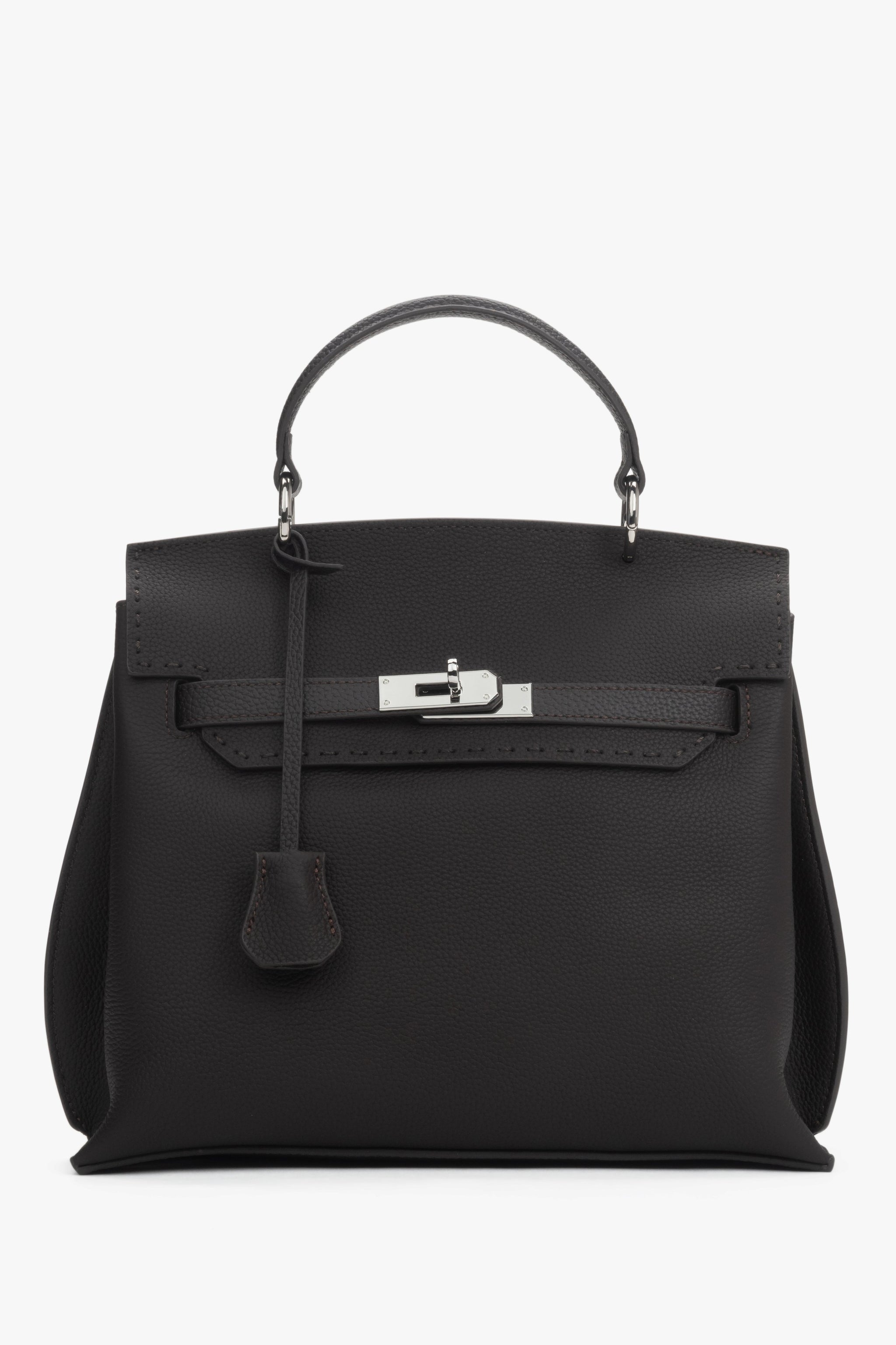 Frontansicht der dunkelbraunen Damen Henkeltasche aus Leder mit silbernem Verschluss.