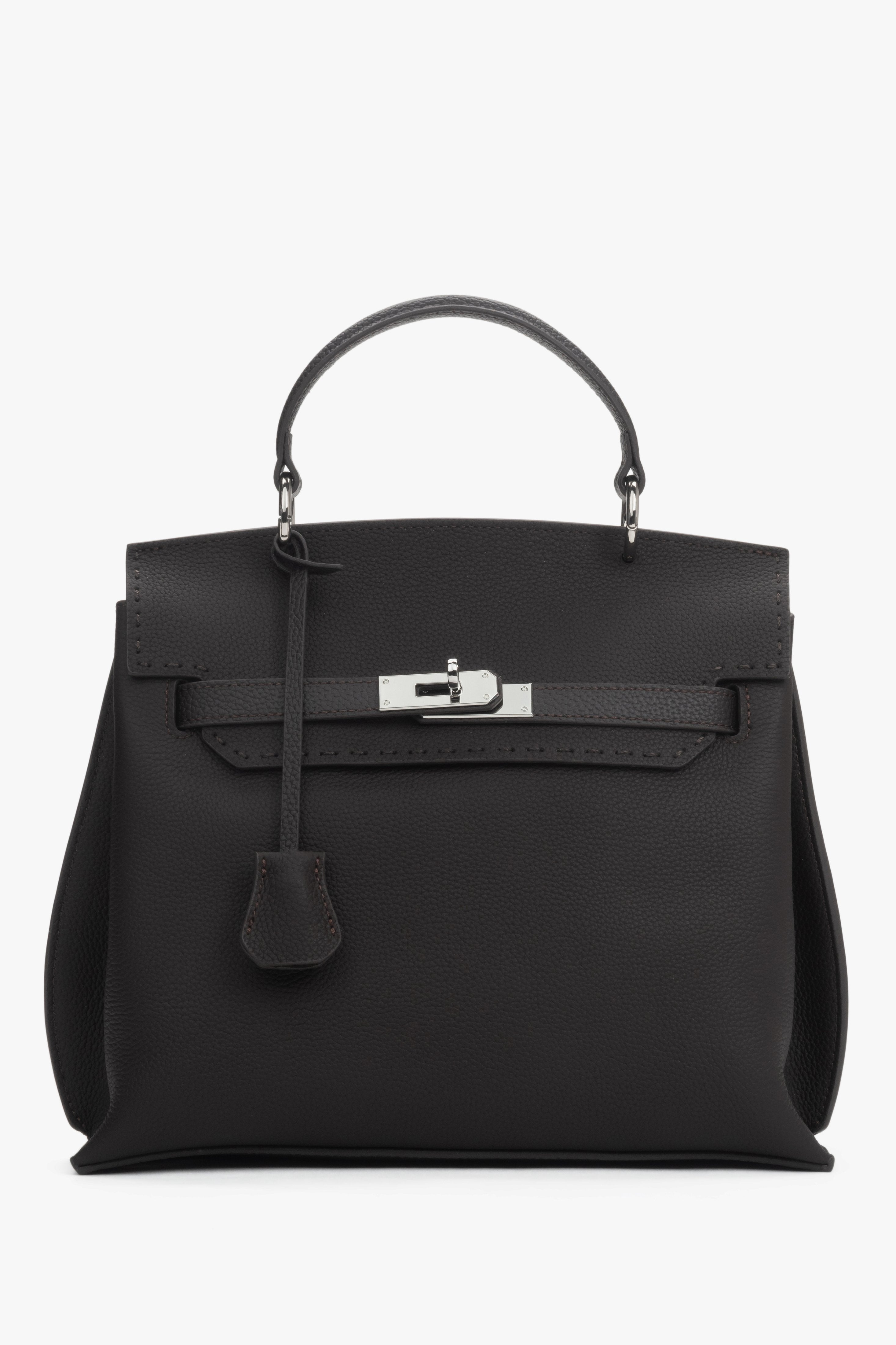 Frontansicht der dunkelbraunen Damen Henkeltasche aus Leder mit silbernem Verschluss.