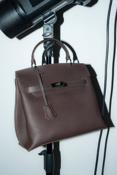 Seitenansicht der Estro Tasche in einer Studio-Umgebung zur Veranschaulichung der Form.