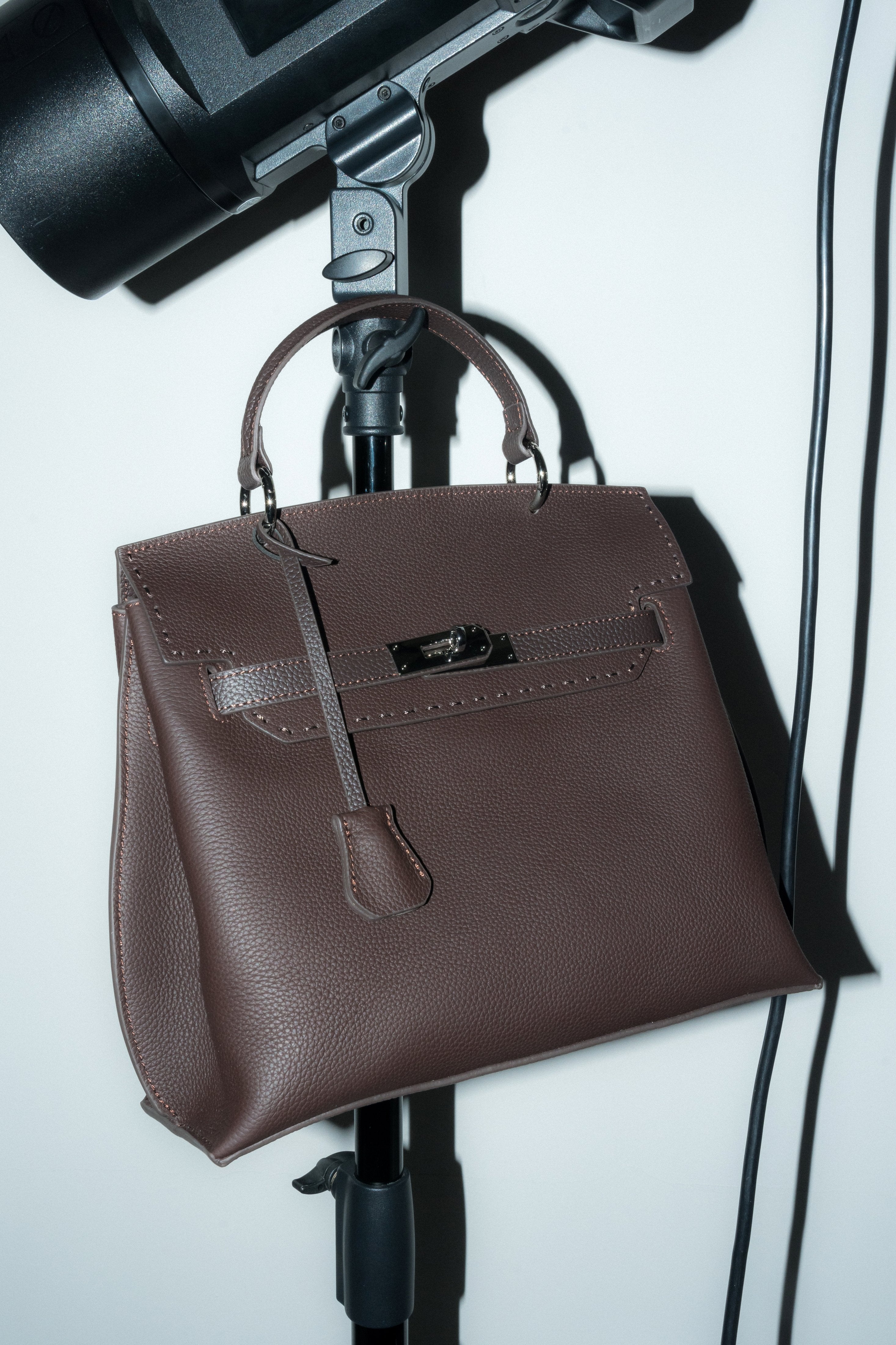 Seitenansicht der Estro Tasche in einer Studio-Umgebung zur Veranschaulichung der Form.