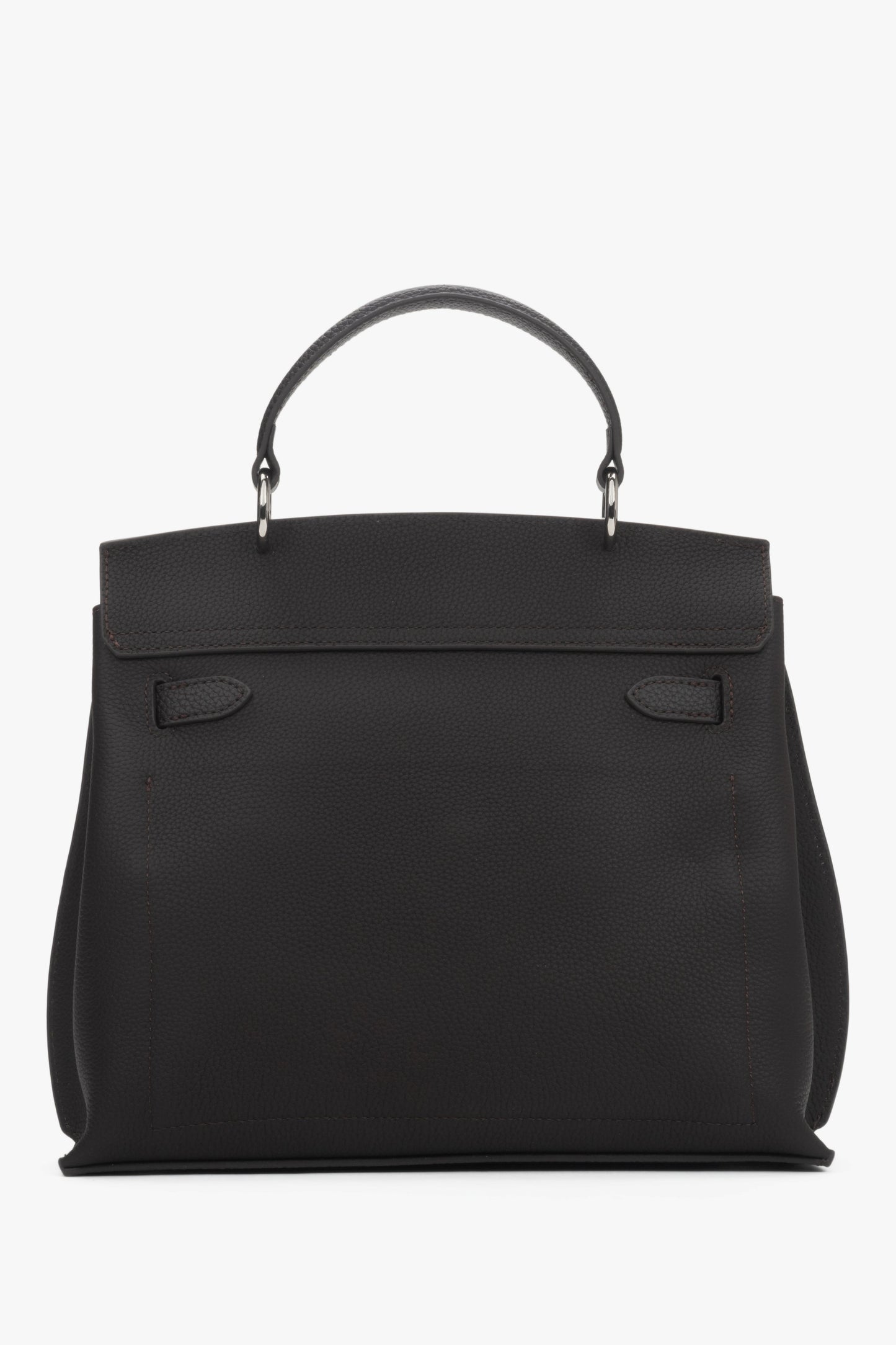 Rückansicht der dunkelbraunen Tasche.