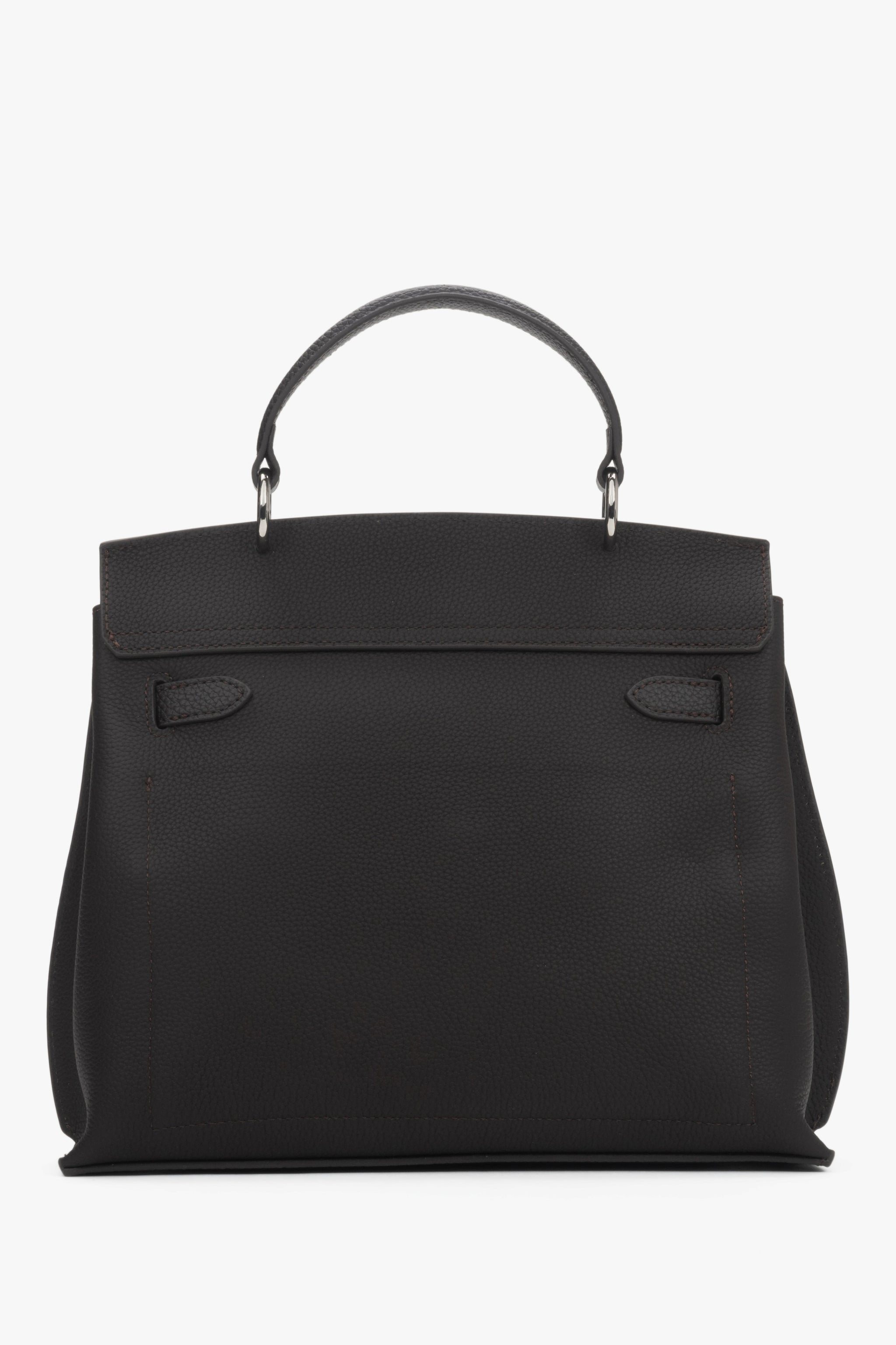Rückansicht der dunkelbraunen Tasche.