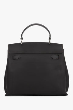 Rückansicht der dunkelbraunen Tasche.
