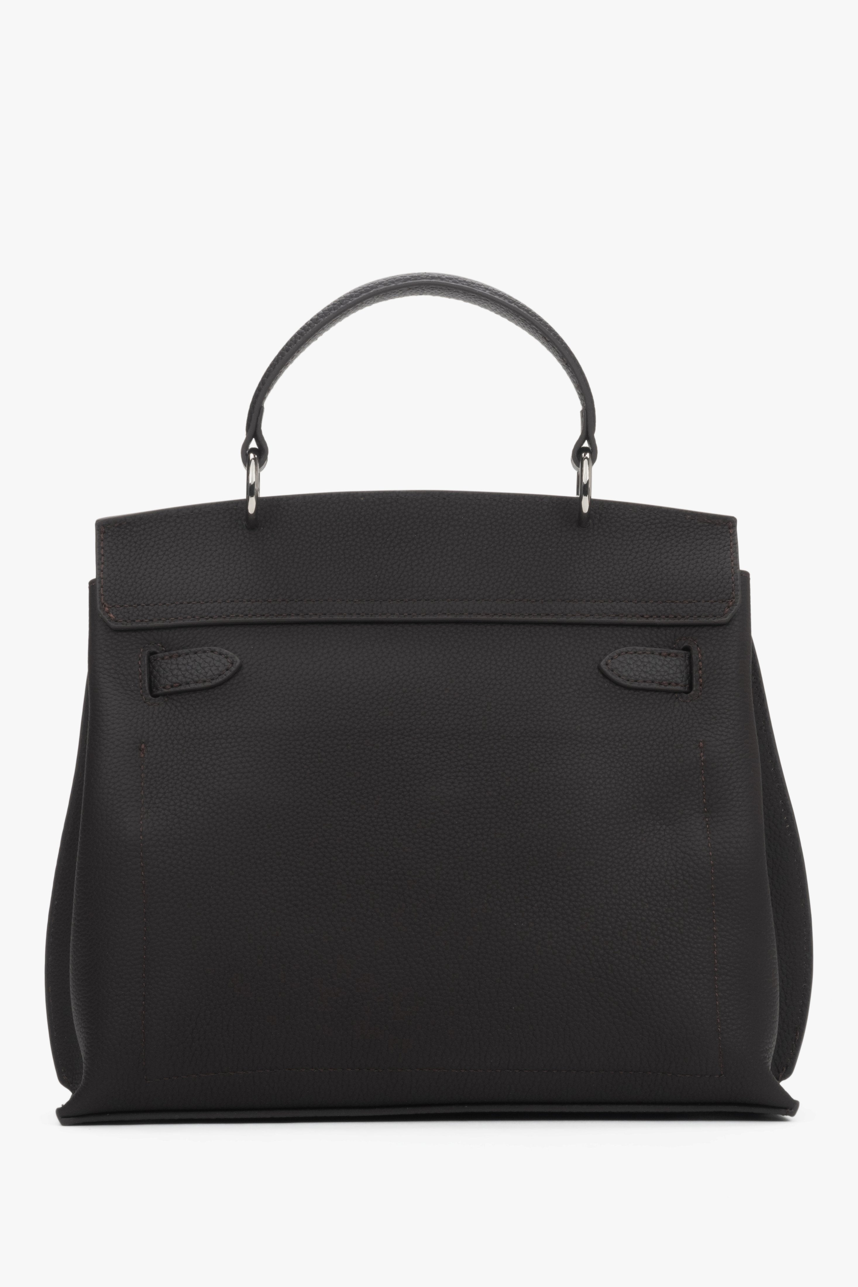 Rückansicht der dunkelbraunen Tasche.