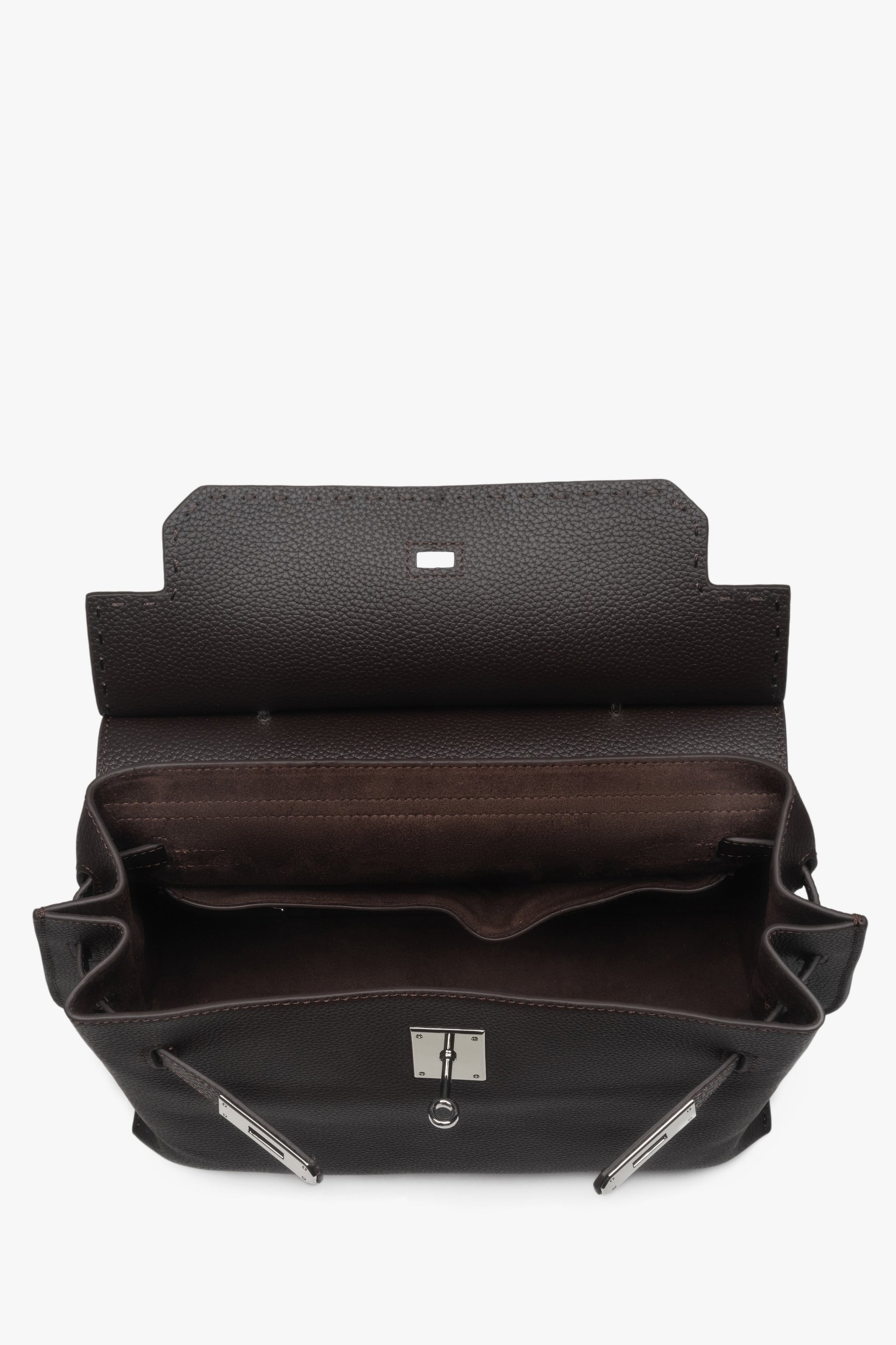 Blick in das Innere der geöffneten dunkelbraunen Tasche mit Veloursfutter.