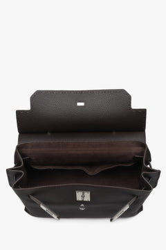Blick in das Innere der geöffneten dunkelbraunen Tasche mit Veloursfutter.