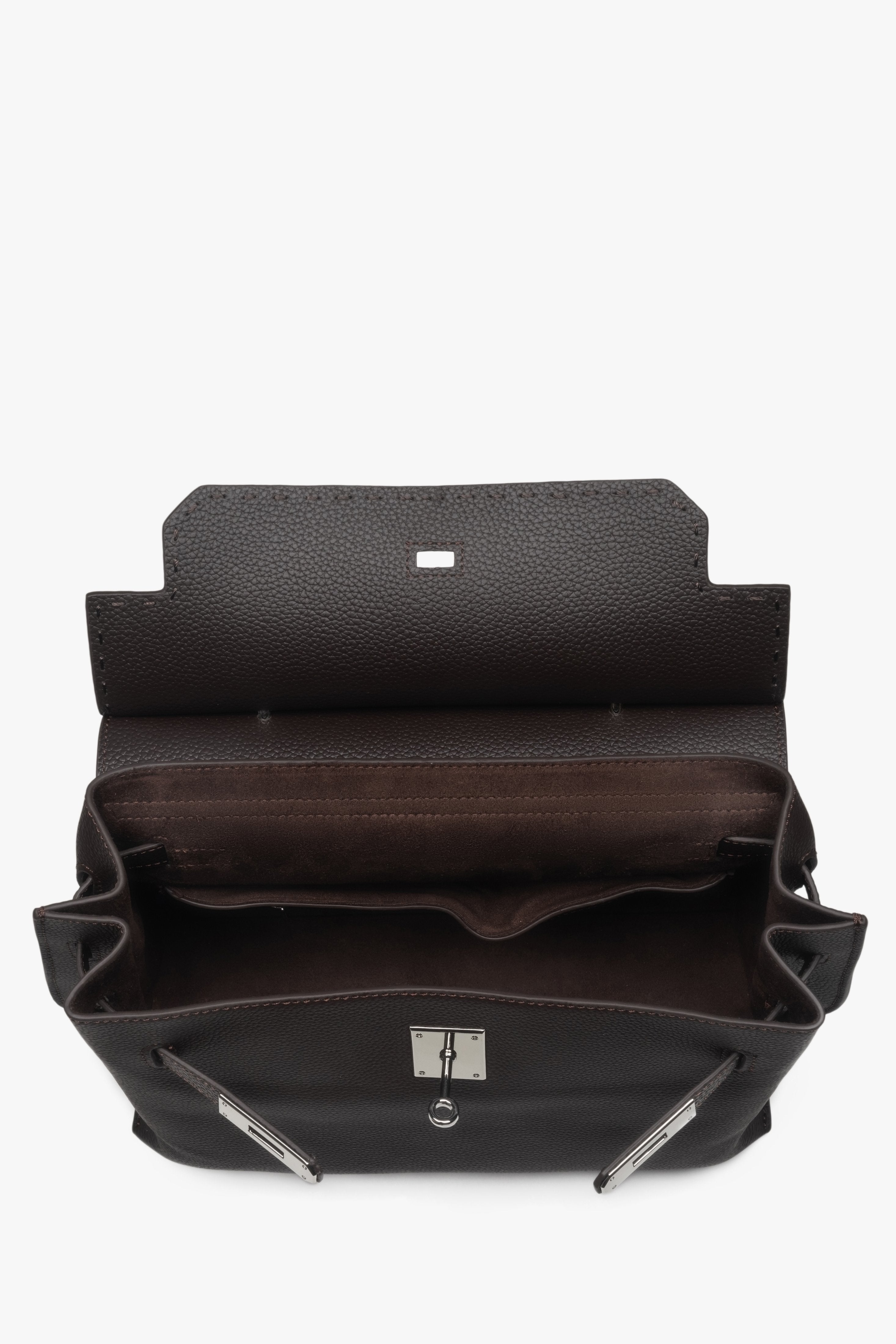 Blick in das Innere der geöffneten dunkelbraunen Tasche mit Veloursfutter.